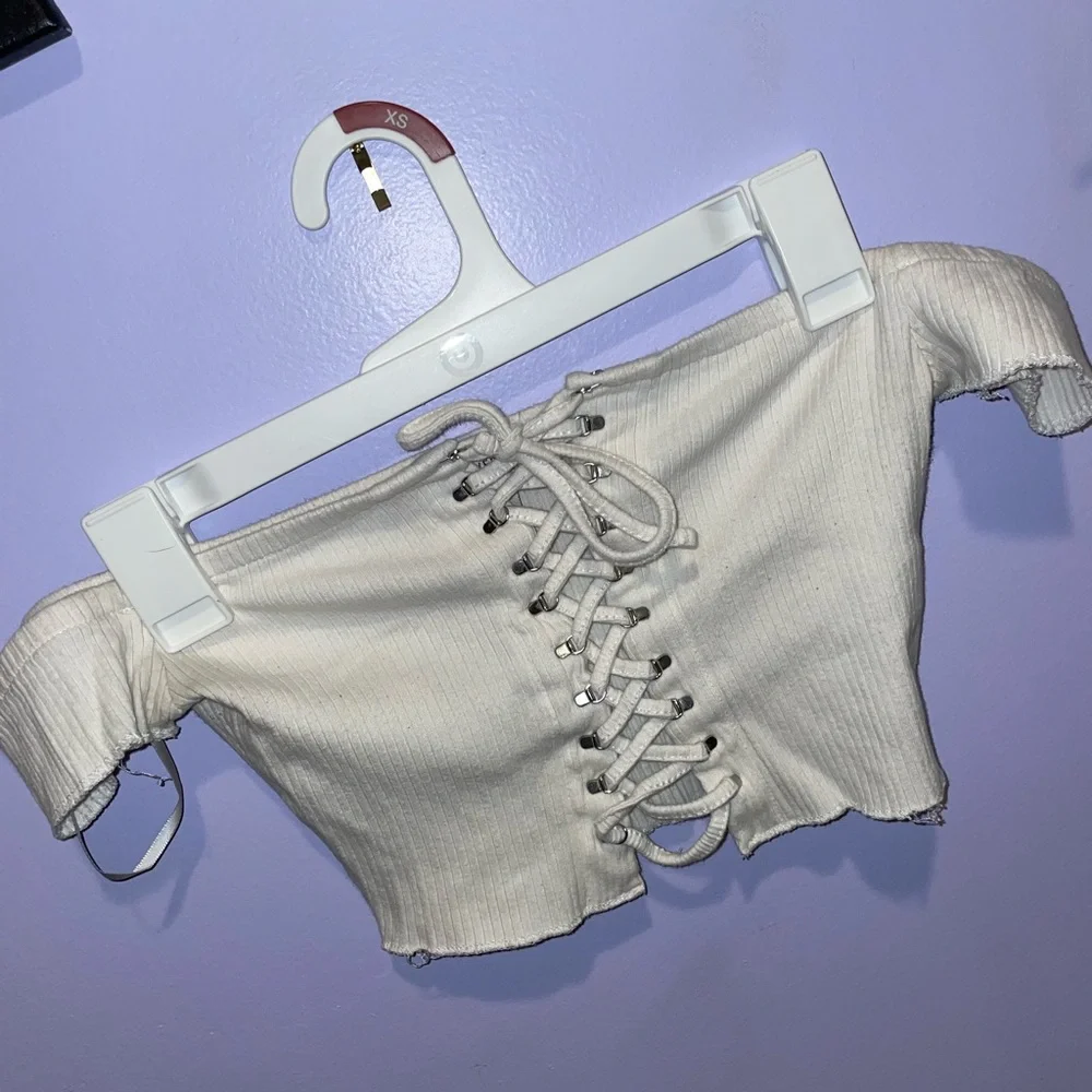 Forever 21 Women’s Small - White Lace Up Crop Top - Tube Top Fit NWOT - Picture 2 of 8